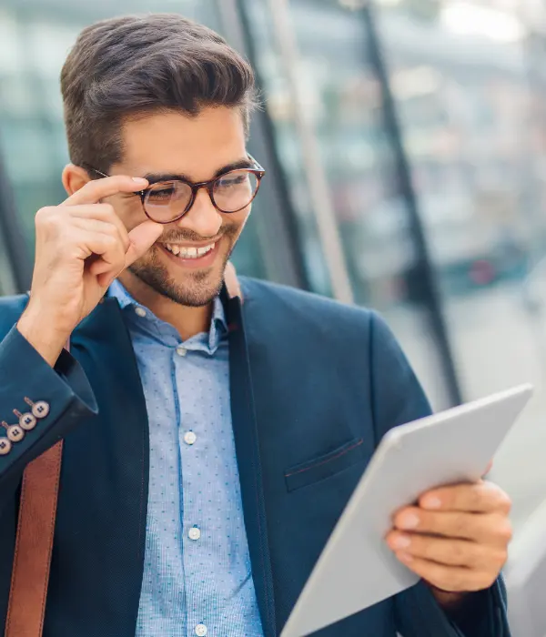 Persona feliz por su renegociación